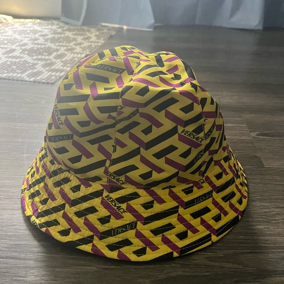 Versace La Greca Reversible Bucket Hat ( Completely New ) - Picture 2 of 4